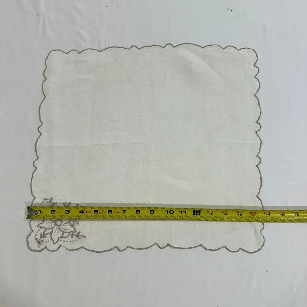 Vintage Napkins‎ Set 4 White Linen Floral Embroidered Scalloped Edge 17